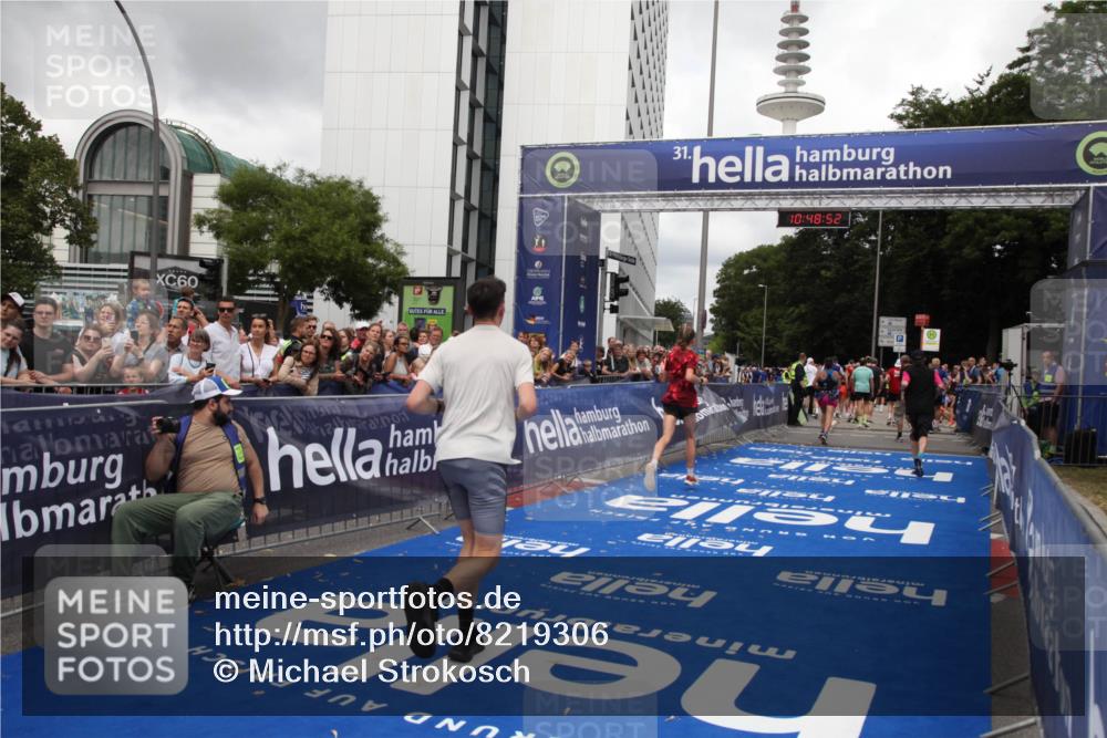 29.06.2025 - hella hamburg halbmarathon Michael Strokosch http://msf.ph/oto/8219306 29.06.2025 10:48:51 Ziel 1094, 1884, 1892, 2442, 9482, 11519, 12533, 15309, 15384, 16653, 17007 meine-sportfotos.de