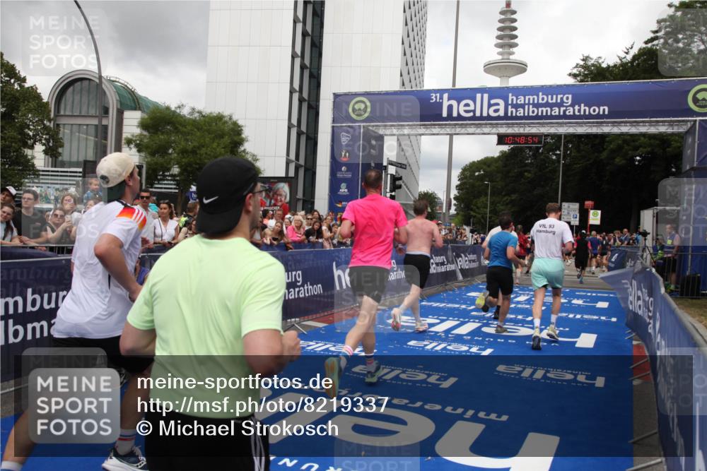 29.06.2025 - hella hamburg halbmarathon Michael Strokosch http://msf.ph/oto/8219337 29.06.2025 10:48:52 Ziel 1094, 1884, 1892, 2442, 9482, 11519, 12421, 12533, 15309, 16653, 17007 meine-sportfotos.de