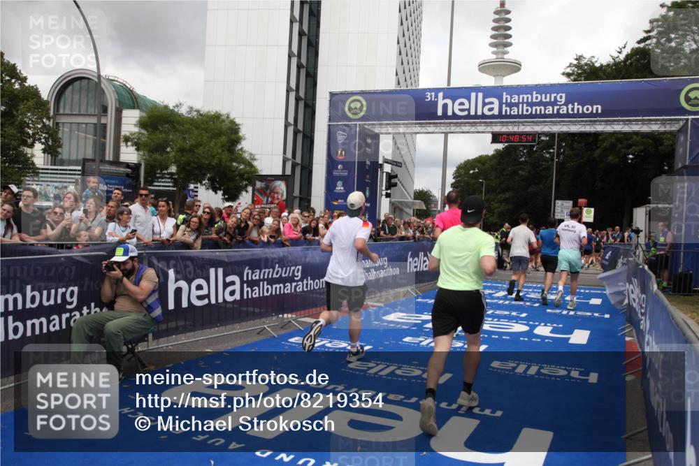 29.06.2025 - hella hamburg halbmarathon Michael Strokosch http://msf.ph/oto/8219354 29.06.2025 10:48:53 Ziel 1094, 1884, 1892, 2442, 9482, 11519, 12421, 12533, 13009, 15309, 16653, 17007, 18873 meine-sportfotos.de
