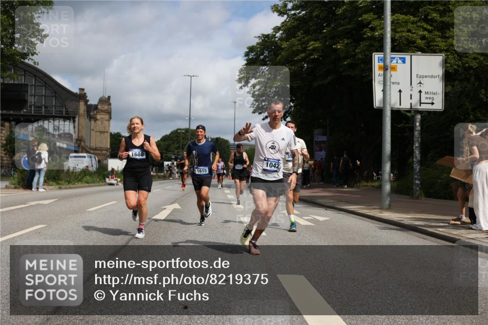 29.06.2025 - hella hamburg halbmarathon Yannick Fuchs http://msf.ph/oto/8219375 29.06.2025 10:33:00 20KM 1042, 1615, 1688, 1710, 2262, 2296, 2745, 2849, 3014, 3530, 4148, 5091, 5248, 6095, 7110, 7229, 8002, 8091, 11049, 11379, 12915, 13755, 14688, 14992, 16075, 17154, 17623, 17722, 18276, 18529, 18584, 18761 meine-sportfotos.de