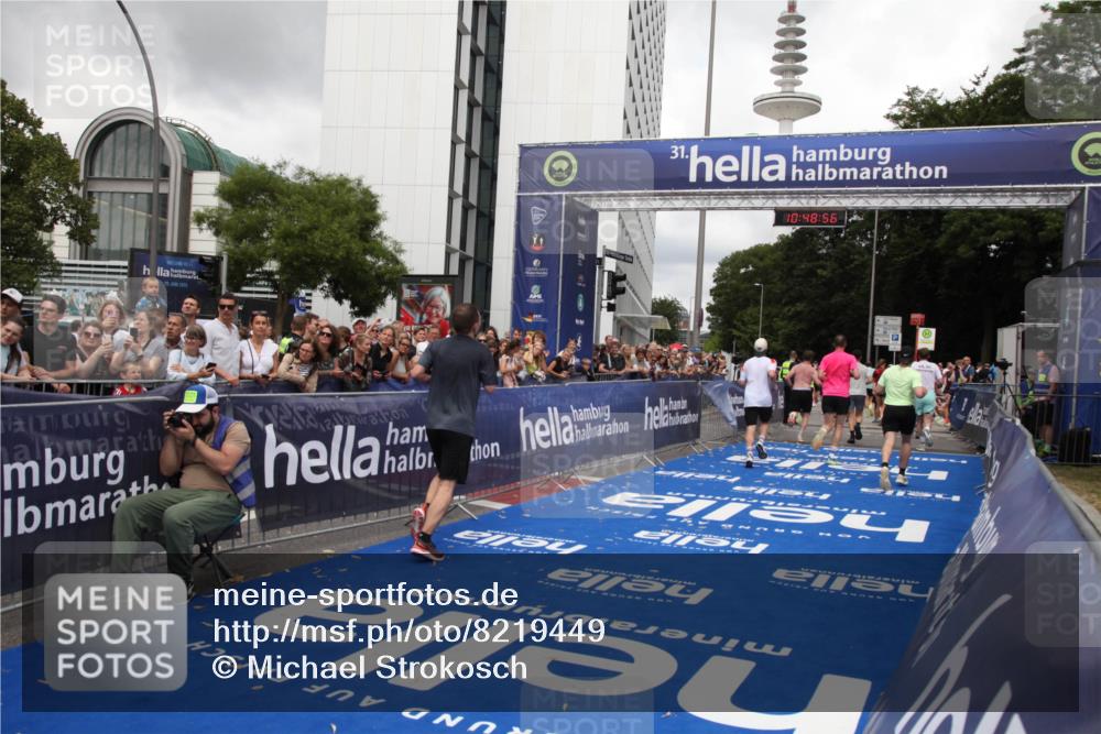 29.06.2025 - hella hamburg halbmarathon Michael Strokosch http://msf.ph/oto/8219449 29.06.2025 10:48:55 Ziel 1884, 1892, 7067, 9482, 9661, 11519, 12421, 12533, 13009, 13976, 15309, 16653, 17007, 18873 meine-sportfotos.de