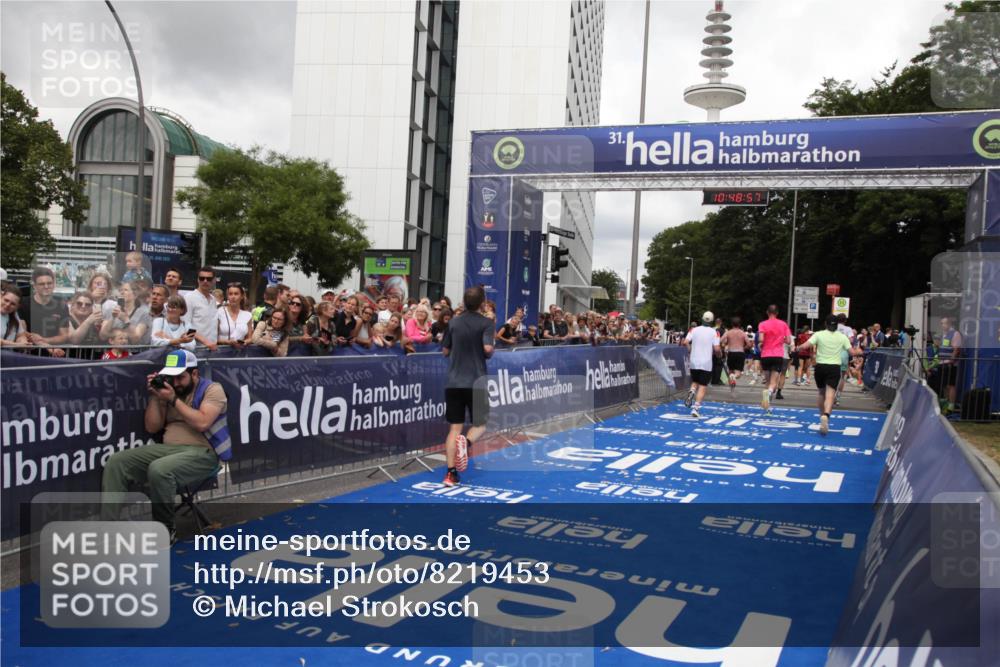 29.06.2025 - hella hamburg halbmarathon Michael Strokosch http://msf.ph/oto/8219453 29.06.2025 10:48:55 Ziel 1884, 1892, 7067, 9482, 9661, 11519, 12421, 12533, 13009, 13976, 15309, 16653, 17007, 18873 meine-sportfotos.de