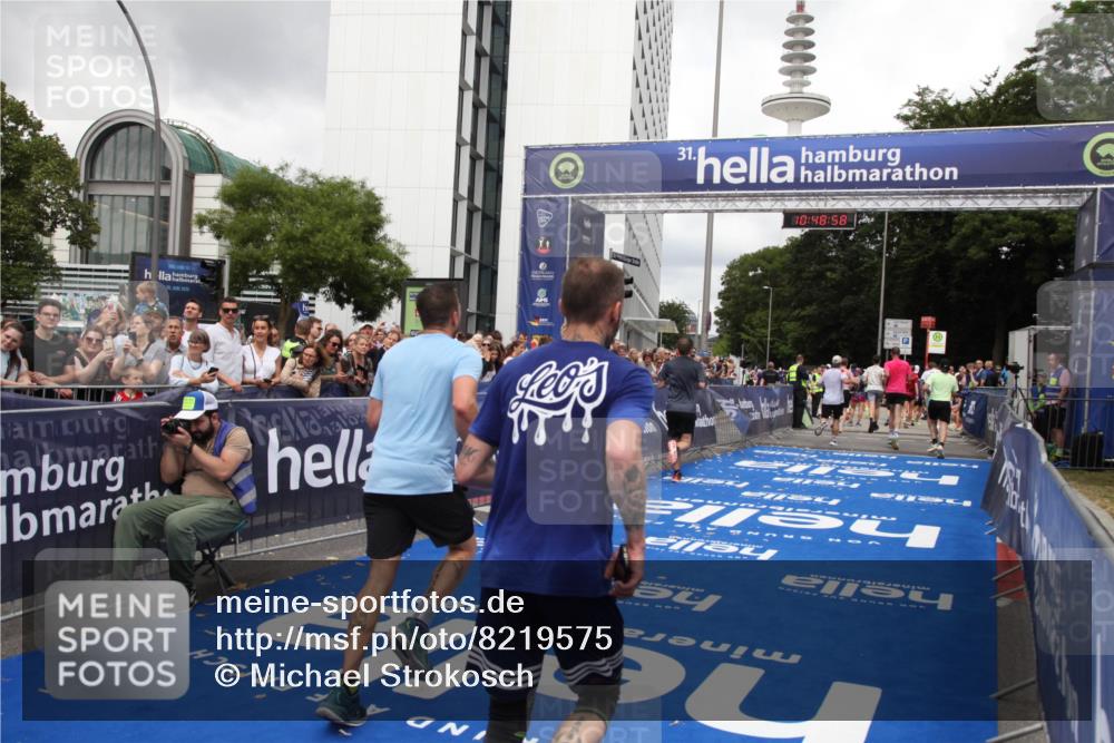 29.06.2025 - hella hamburg halbmarathon Michael Strokosch http://msf.ph/oto/8219575 29.06.2025 10:48:57 Ziel 1892, 3213, 7067, 9661, 12421, 12534, 13009, 13976, 15309, 16653, 17007, 18873 meine-sportfotos.de