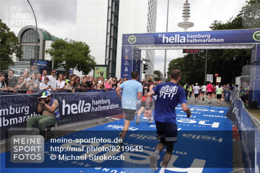 29.06.2025 - hella hamburg halbmarathon Michael Strokosch http://msf.ph/oto/8219645 29.06.2025 10:48:57 Ziel 1892, 3213, 7067, 9661, 12421, 12534, 13009, 13976, 15309, 16653, 17007, 18873 meine-sportfotos.de