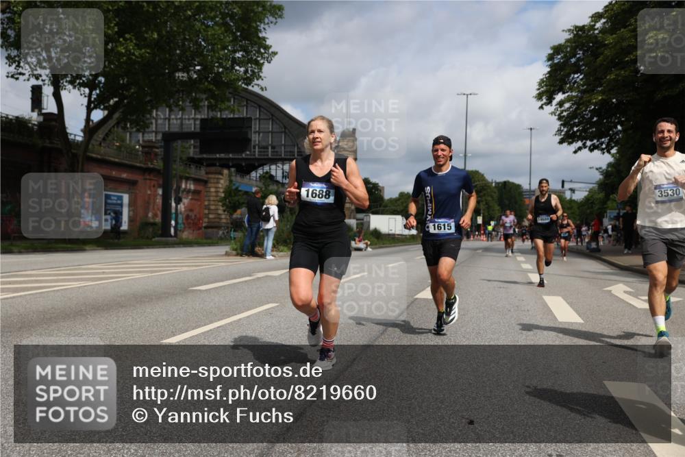 29.06.2025 - hella hamburg halbmarathon Yannick Fuchs http://msf.ph/oto/8219660 29.06.2025 10:33:01 20KM 1042, 1615, 1688, 1710, 2262, 2296, 2745, 2849, 3014, 3431, 3530, 4148, 5091, 5248, 6095, 6684, 7110, 7229, 8002, 8091, 11049, 11379, 12915, 13755, 14688, 14992, 16075, 17154, 17623, 17722, 18529, 18584, 18761 meine-sportfotos.de