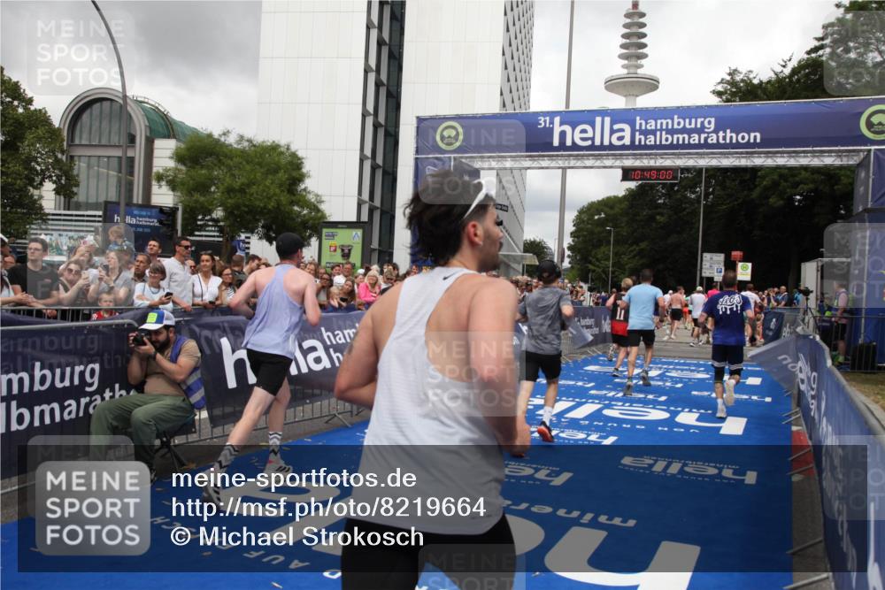 29.06.2025 - hella hamburg halbmarathon Michael Strokosch http://msf.ph/oto/8219664 29.06.2025 10:48:59 Ziel 1381, 1452, 2260, 3213, 3985, 7067, 8889, 9661, 12421, 12534, 13009, 13183, 13976, 15309, 18873 meine-sportfotos.de