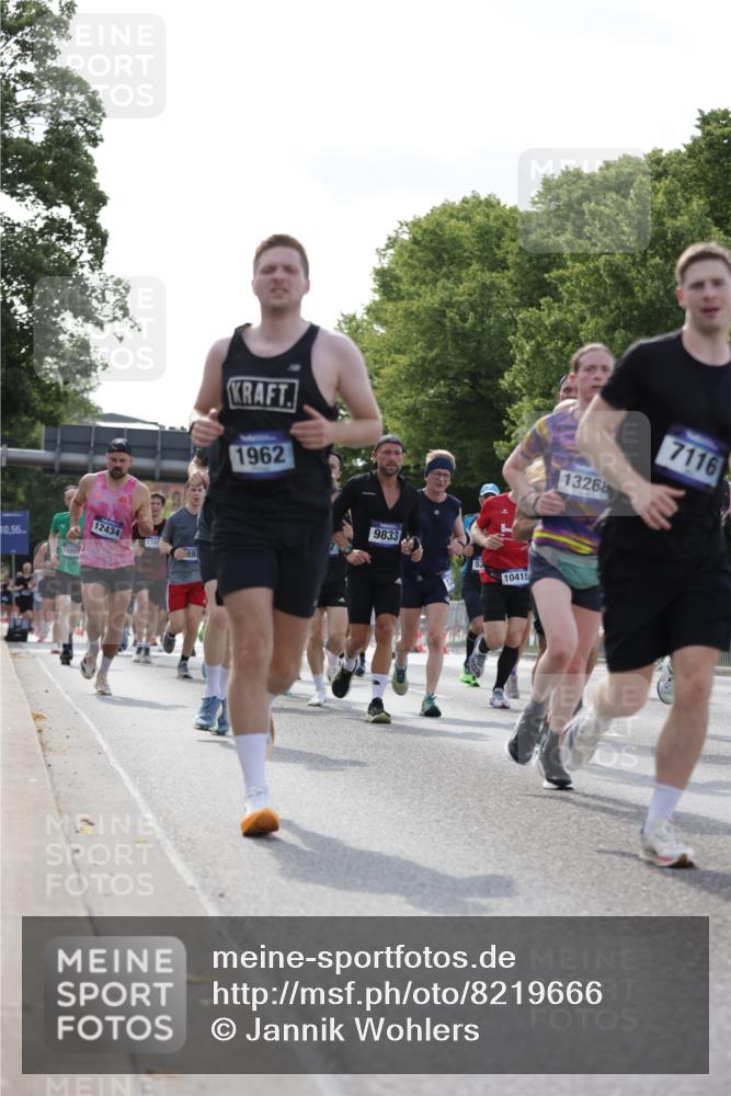 29.06.2025 - hella hamburg halbmarathon Jannik Wohlers http://msf.ph/oto/8219666 29.06.2025 09:50:37 Lombardsbrücke 1256, 1441, 1677, 1962, 2546, 2579, 3056, 3947, 4888, 4889, 4893, 5026, 5087, 5275, 5387, 5506, 6429, 6639, 7110, 7116, 7284, 7635, 8091, 8122, 8319, 8574, 8966, 9380, 9833, 10193, 10415, 10469, 11922, 12434, 12808, 12915, 13268, 13897, 14274, 14484, 14811, 14924, 15372, 15556, 15866, 15873, 16224, 16295, 16599, 16689, 17245, 17668, 18045, 18055, 18192, 18274, 18442, 18559, 18650 meine-sportfotos.de
