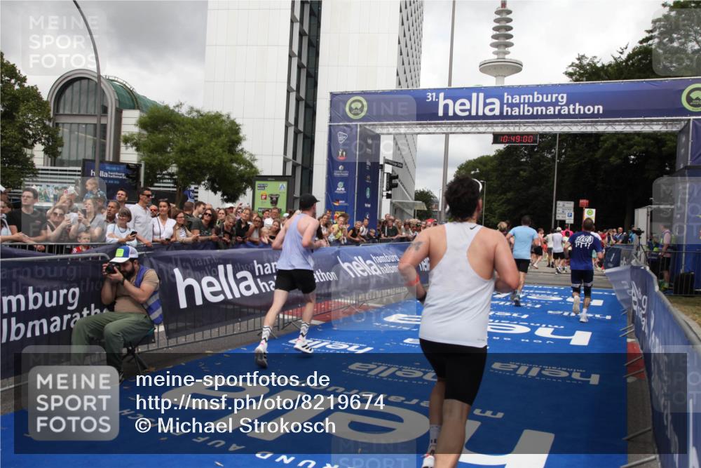 29.06.2025 - hella hamburg halbmarathon Michael Strokosch http://msf.ph/oto/8219674 29.06.2025 10:48:59 Ziel 1381, 1452, 2260, 3213, 3985, 7067, 8889, 9661, 12421, 12534, 13009, 13183, 13976, 15309, 18873 meine-sportfotos.de