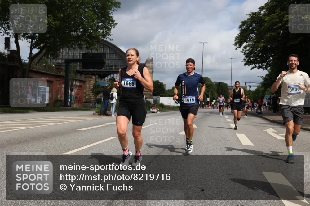 29.06.2025 - hella hamburg halbmarathon Yannick Fuchs http://msf.ph/oto/8219716 29.06.2025 10:33:01 20KM 1042, 1615, 1688, 1710, 2262, 2296, 2745, 2849, 3014, 3431, 3530, 4148, 5091, 5248, 6095, 6684, 7110, 7229, 8002, 8091, 11049, 11379, 12915, 13755, 14688, 14992, 16075, 17154, 17623, 17722, 18529, 18584, 18761 meine-sportfotos.de