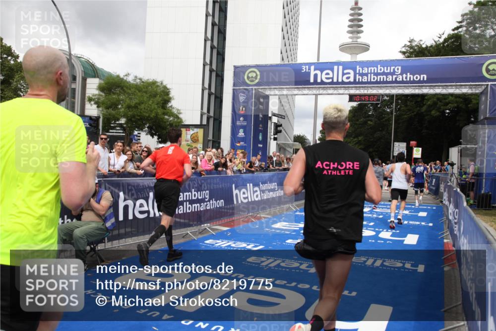 29.06.2025 - hella hamburg halbmarathon Michael Strokosch http://msf.ph/oto/8219775 29.06.2025 10:49:01 Ziel 1381, 1452, 2260, 3213, 3985, 7067, 8821, 8889, 9661, 9695, 12421, 12534, 13009, 13183, 13688, 13976, 18873 meine-sportfotos.de