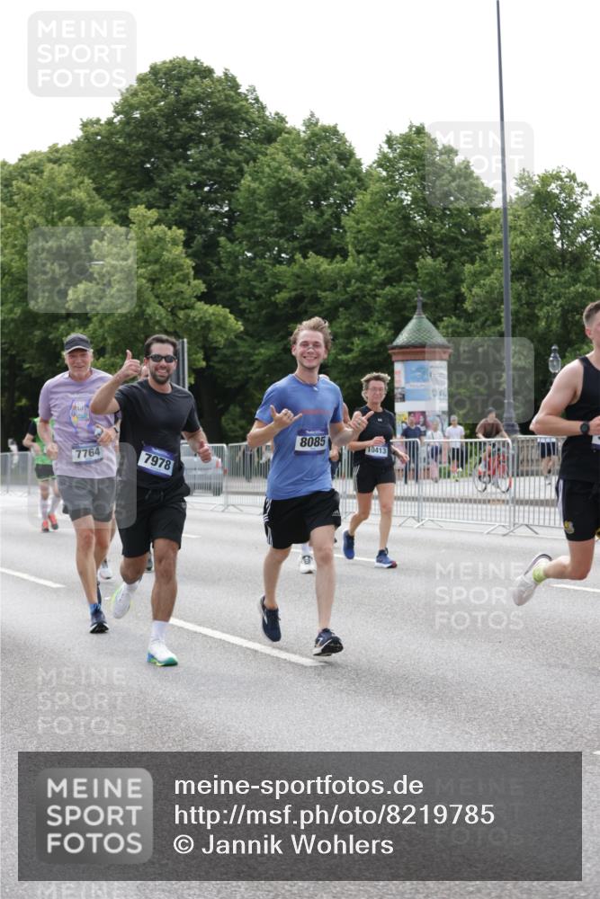 29.06.2025 - hella hamburg halbmarathon Jannik Wohlers http://msf.ph/oto/8219785 29.06.2025 10:27:16 Lombardsbrücke 2080, 3389, 4372, 5285, 6214, 7764, 7978, 8085, 9688, 10158, 10412, 10413, 12500, 13043, 14206, 16838, 17427, 17791, 18012, 18301, 18626, 18766 meine-sportfotos.de