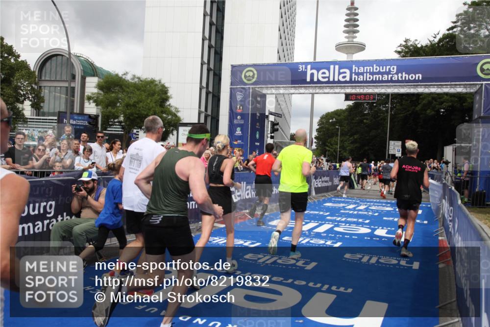 29.06.2025 - hella hamburg halbmarathon Michael Strokosch http://msf.ph/oto/8219832 29.06.2025 10:49:02 Ziel 1381, 1452, 2260, 3213, 3985, 7067, 7297, 8821, 8889, 9661, 9695, 12534, 13009, 13183, 13688, 13976, 18873 meine-sportfotos.de