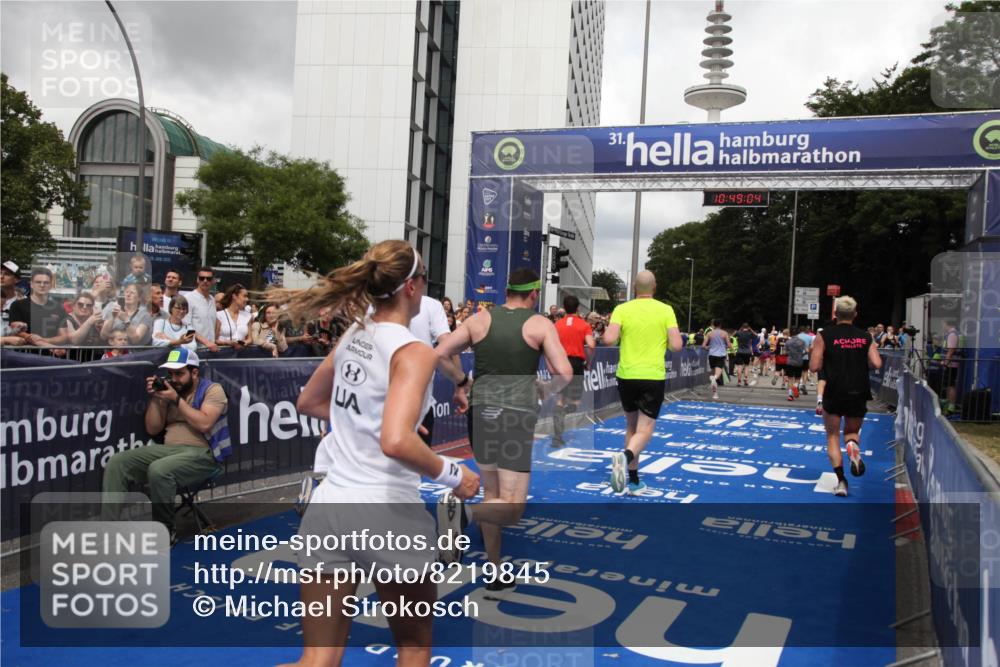 29.06.2025 - hella hamburg halbmarathon Michael Strokosch http://msf.ph/oto/8219845 29.06.2025 10:49:02 Ziel 1381, 1452, 2260, 3213, 3985, 7067, 7297, 8821, 8889, 9661, 9695, 12534, 13009, 13183, 13688, 13976, 18873 meine-sportfotos.de