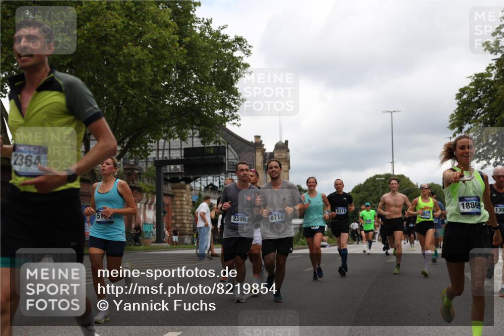 29.06.2025 - hella hamburg halbmarathon Yannick Fuchs http://msf.ph/oto/8219854 29.06.2025 10:45:59 20KM 2287, 2364, 2396, 2397, 2595, 2670, 2818, 4140, 4814, 5008, 5102, 5482, 6286, 6390, 6657, 6776, 7409, 7724, 7732, 7786, 8371, 8413, 8661, 8710, 9074, 9082, 10115, 11551, 11791, 12224, 12367, 12580, 13015, 13047, 13051, 13792, 14122, 14561, 14865, 15356, 15643, 15727, 15829, 15831, 16003, 16179, 16357, 16591, 17033, 17682, 17815, 17962, 17978, 17997, 18019, 18475, 18869, 18982 meine-sportfotos.de