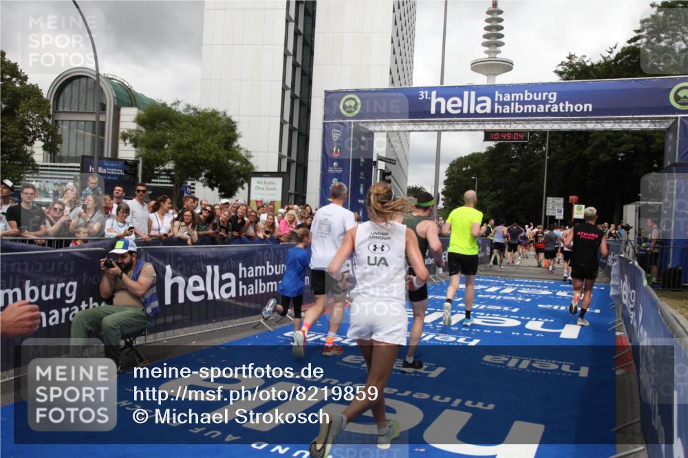 29.06.2025 - hella hamburg halbmarathon Michael Strokosch http://msf.ph/oto/8219859 29.06.2025 10:49:03 Ziel 1381, 1452, 2260, 3213, 3985, 7067, 7297, 8302, 8821, 8889, 9661, 9695, 12534, 13183, 13688, 13976, 17632 meine-sportfotos.de