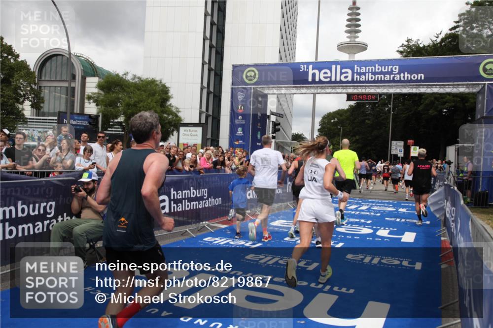 29.06.2025 - hella hamburg halbmarathon Michael Strokosch http://msf.ph/oto/8219867 29.06.2025 10:49:03 Ziel 1381, 1452, 2260, 3213, 3985, 7067, 7297, 8302, 8821, 8889, 9661, 9695, 12534, 13183, 13688, 13976, 17632 meine-sportfotos.de
