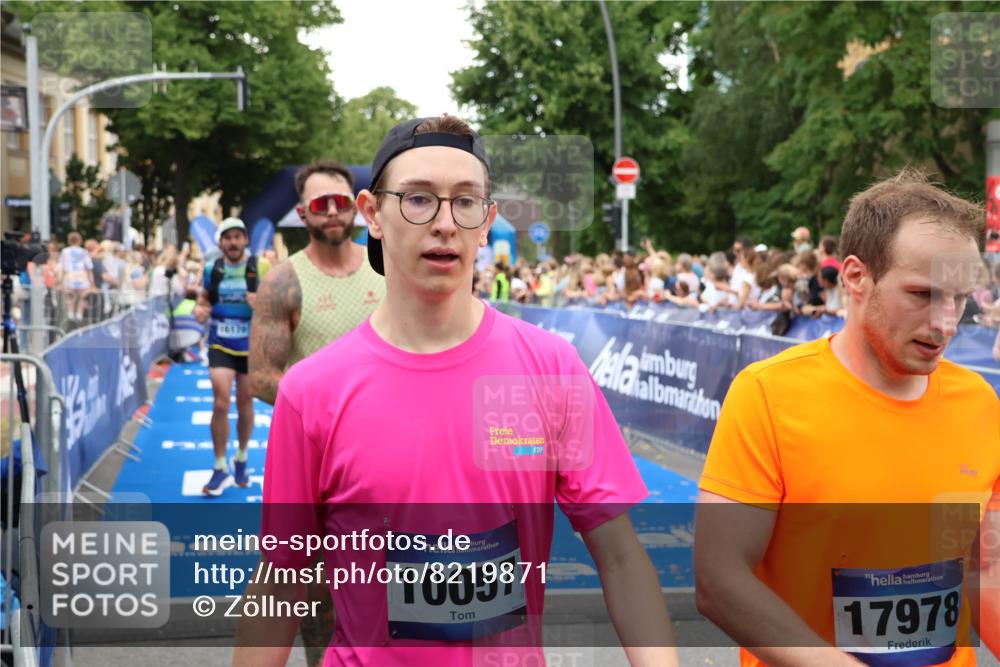 29.06.2025 - hella hamburg halbmarathon Zöllner http://msf.ph/oto/8219871 29.06.2025 10:52:10 Ziel 1482, 2397, 2595, 5093, 5378, 6897, 7732, 9082, 12580, 13726, 14248, 15506, 15829, 16179, 16320, 16666, 17033, 18801 meine-sportfotos.de