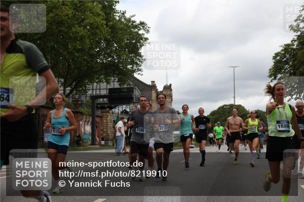 29.06.2025 - hella hamburg halbmarathon Yannick Fuchs http://msf.ph/oto/8219910 29.06.2025 10:45:59 20KM 2287, 2364, 2396, 2397, 2595, 2670, 2818, 4140, 4814, 5008, 5102, 5482, 6286, 6390, 6657, 6776, 7409, 7724, 7732, 7786, 8371, 8413, 8661, 8710, 9074, 9082, 10115, 11551, 11791, 12224, 12367, 12580, 13015, 13047, 13051, 13792, 14122, 14561, 14865, 15356, 15643, 15727, 15829, 15831, 16003, 16179, 16357, 16591, 17033, 17682, 17815, 17962, 17978, 17997, 18019, 18475, 18869, 18982 meine-sportfotos.de