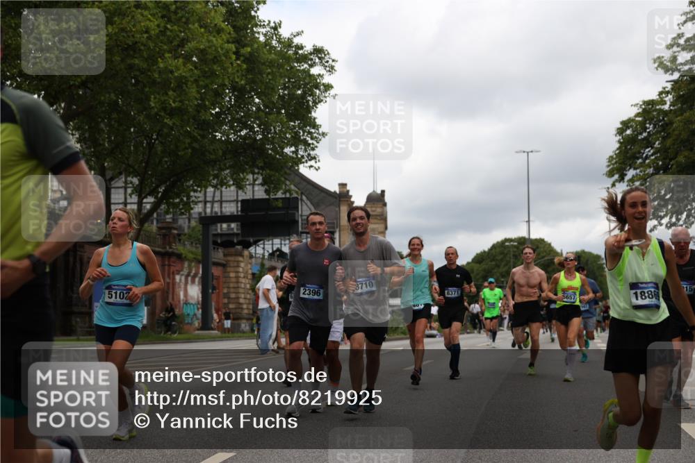 29.06.2025 - hella hamburg halbmarathon Yannick Fuchs http://msf.ph/oto/8219925 29.06.2025 10:45:59 20KM 2287, 2364, 2396, 2397, 2595, 2670, 2818, 4140, 4814, 5008, 5102, 5482, 6286, 6390, 6657, 6776, 7409, 7724, 7732, 7786, 8371, 8413, 8661, 8710, 9074, 9082, 10115, 11551, 11791, 12224, 12367, 12580, 13015, 13047, 13051, 13792, 14122, 14561, 14865, 15356, 15643, 15727, 15829, 15831, 16003, 16179, 16357, 16591, 17033, 17682, 17815, 17962, 17978, 17997, 18019, 18475, 18869, 18982 meine-sportfotos.de