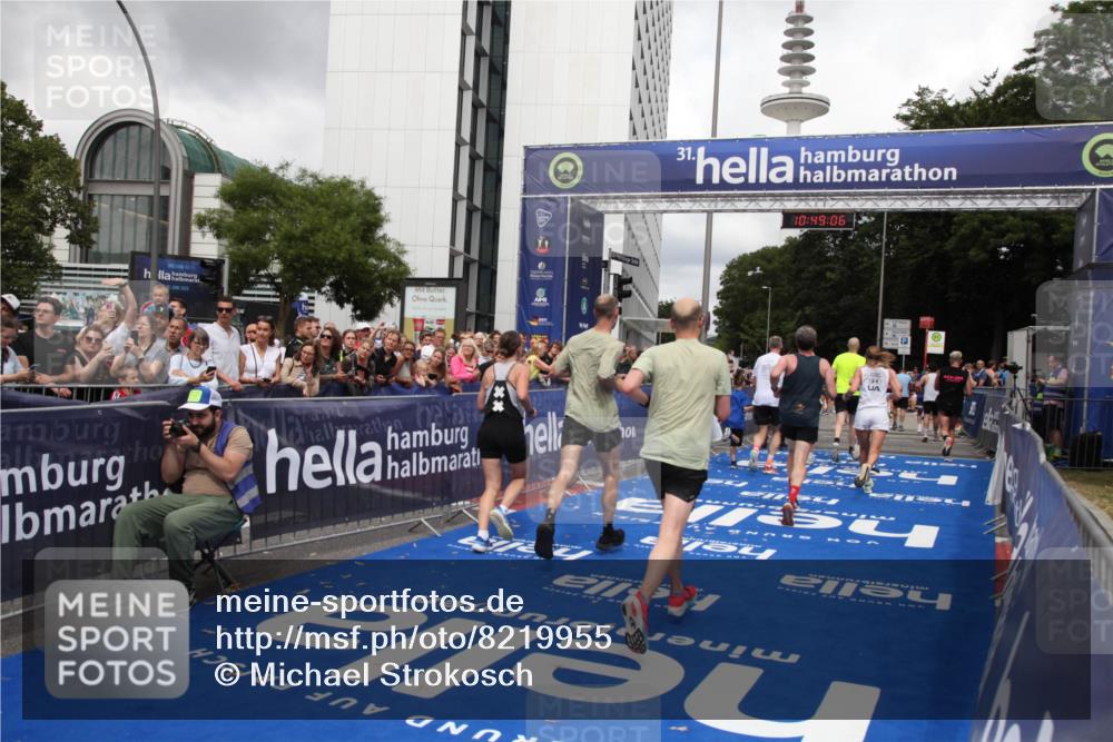 29.06.2025 - hella hamburg halbmarathon Michael Strokosch http://msf.ph/oto/8219955 29.06.2025 10:49:05 Ziel 1381, 1452, 2260, 3213, 3985, 4847, 4890, 7297, 8302, 8821, 8889, 9695, 12534, 13183, 13614, 13688, 16627, 17632 meine-sportfotos.de