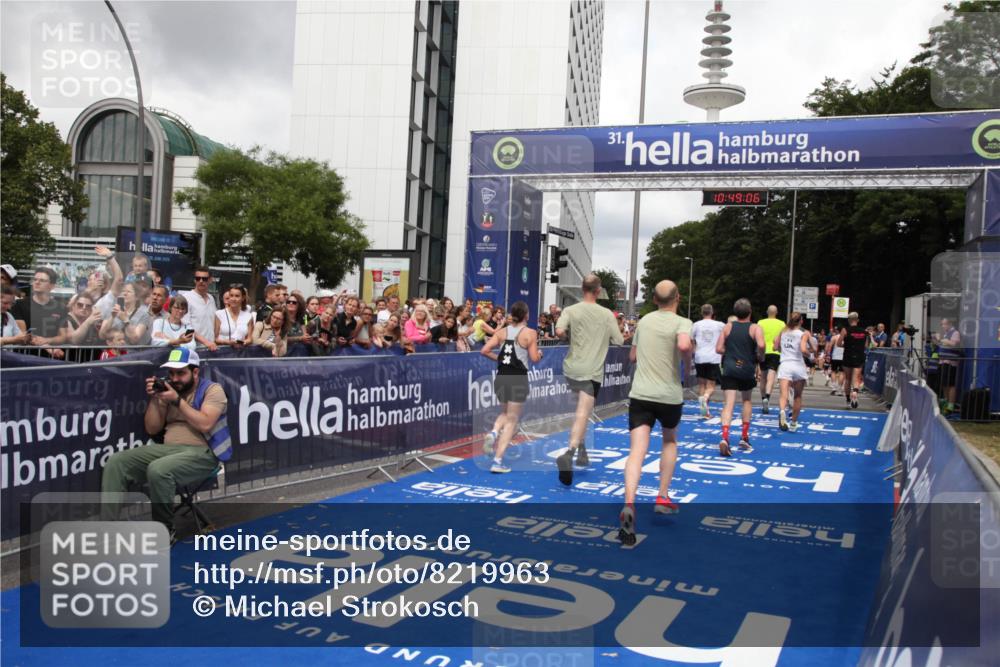 29.06.2025 - hella hamburg halbmarathon Michael Strokosch http://msf.ph/oto/8219963 29.06.2025 10:49:05 Ziel 1381, 1452, 2260, 3213, 3985, 4847, 4890, 7297, 8302, 8821, 8889, 9695, 12534, 13183, 13614, 13688, 16627, 17632 meine-sportfotos.de