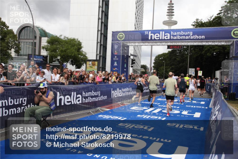 29.06.2025 - hella hamburg halbmarathon Michael Strokosch http://msf.ph/oto/8219978 29.06.2025 10:49:06 Ziel 1381, 1452, 2260, 3213, 3985, 4847, 4890, 7297, 8302, 8821, 8889, 9695, 12534, 13183, 13614, 13688, 16627, 17632 meine-sportfotos.de