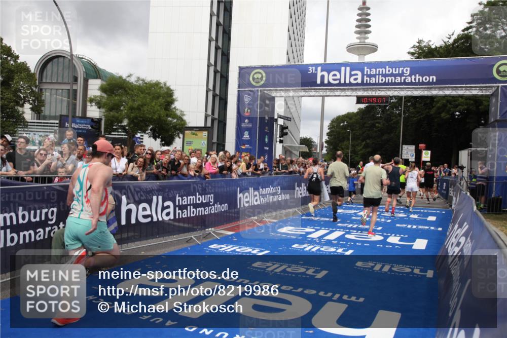 29.06.2025 - hella hamburg halbmarathon Michael Strokosch http://msf.ph/oto/8219986 29.06.2025 10:49:06 Ziel 1381, 1452, 2260, 3213, 3985, 4847, 4890, 7297, 8302, 8821, 8889, 9695, 12534, 13183, 13614, 13688, 16627, 17632 meine-sportfotos.de