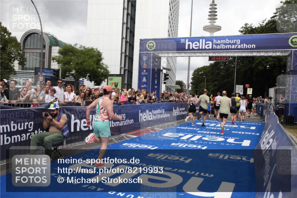 29.06.2025 - hella hamburg halbmarathon Michael Strokosch http://msf.ph/oto/8219993 29.06.2025 10:49:06 Ziel 1381, 1452, 2260, 3213, 3985, 4847, 4890, 7297, 8302, 8821, 8889, 9695, 12534, 13183, 13614, 13688, 16627, 17632 meine-sportfotos.de
