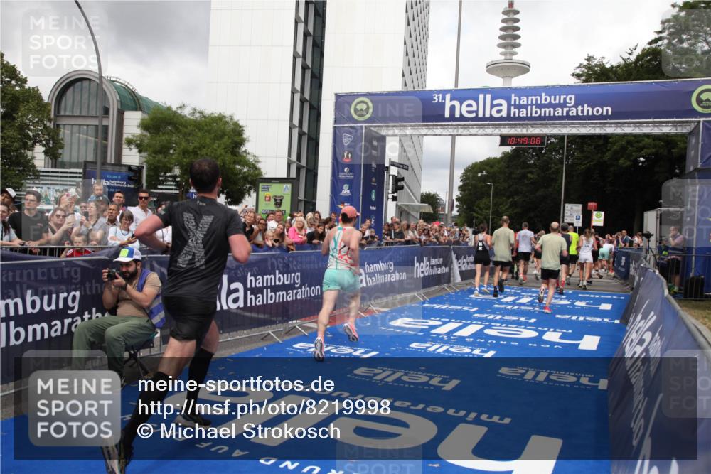 29.06.2025 - hella hamburg halbmarathon Michael Strokosch http://msf.ph/oto/8219998 29.06.2025 10:49:07 Ziel 1381, 1452, 2260, 3985, 4832, 4847, 4890, 7297, 8302, 8821, 8889, 9695, 13183, 13614, 13688, 16627, 17632 meine-sportfotos.de