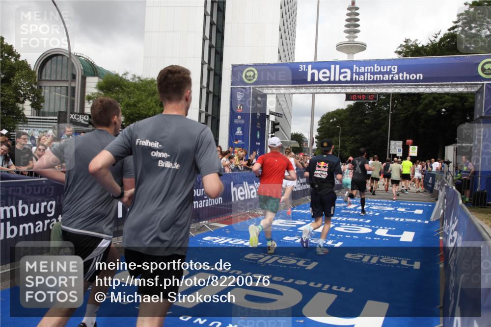 29.06.2025 - hella hamburg halbmarathon Michael Strokosch http://msf.ph/oto/8220076 29.06.2025 10:49:09 Ziel 4832, 4847, 4890, 6389, 7297, 8302, 8821, 9695, 13614, 13688, 16627, 17173, 17632, 18598 meine-sportfotos.de