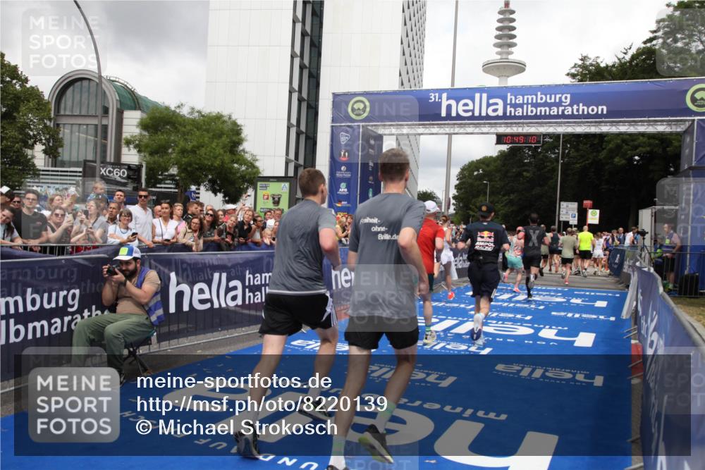 29.06.2025 - hella hamburg halbmarathon Michael Strokosch http://msf.ph/oto/8220139 29.06.2025 10:49:09 Ziel 4832, 4847, 4890, 6389, 7297, 8302, 8821, 9695, 13614, 13688, 16627, 17173, 17632, 18598 meine-sportfotos.de
