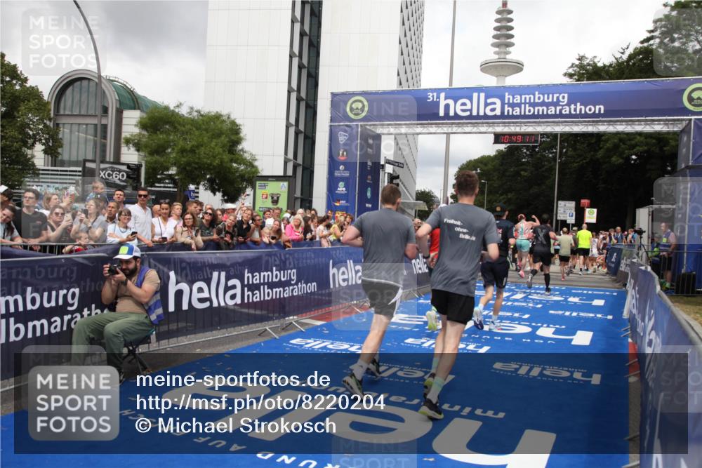 29.06.2025 - hella hamburg halbmarathon Michael Strokosch http://msf.ph/oto/8220204 29.06.2025 10:49:09 Ziel 4832, 4847, 4890, 6389, 7297, 8302, 8821, 9695, 13614, 13688, 16627, 17173, 17632, 18598 meine-sportfotos.de