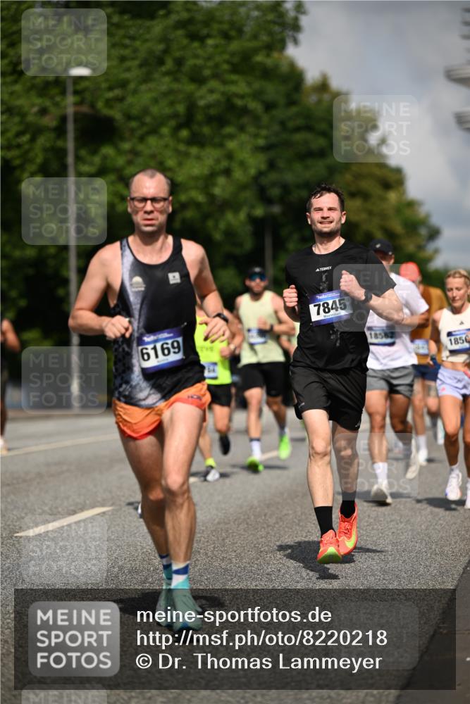 29.06.2025 - hella hamburg halbmarathon Dr. Thomas Lammeyer http://msf.ph/oto/8220218 29.06.2025 09:49:34 Kennedybrücke 2525, 3809, 3843, 3955, 4812, 5042, 6169, 6495, 7055, 7845, 7901, 8784, 8956, 9345, 10298, 10453, 10929, 11199 meine-sportfotos.de