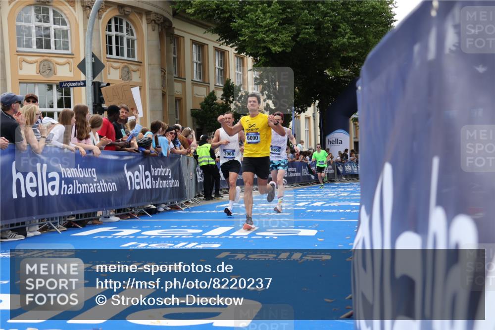 29.06.2025 - hella hamburg halbmarathon Strokosch-Dieckow http://msf.ph/oto/8220237 29.06.2025 10:28:43 Ziel 1953, 2604, 3968, 6090, 10222, 10486, 15655, 17213, 17428, 18763 meine-sportfotos.de