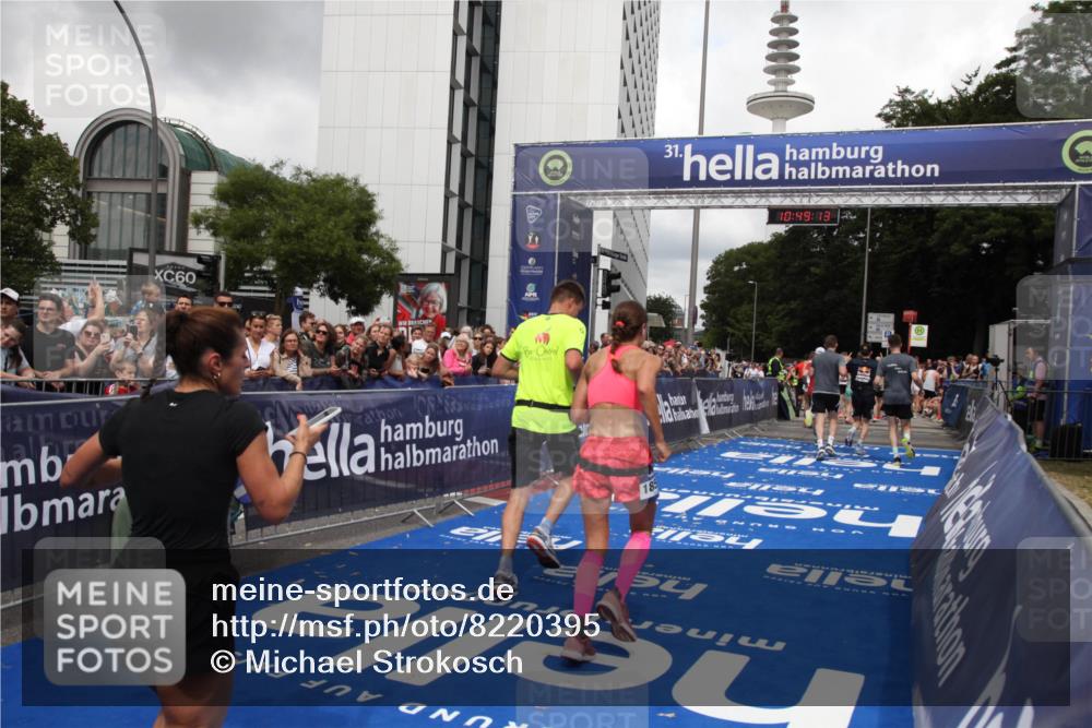 29.06.2025 - hella hamburg halbmarathon Michael Strokosch http://msf.ph/oto/8220395 29.06.2025 10:49:12 Ziel 4832, 4847, 4890, 6389, 8302, 10184, 13614, 15523, 16414, 16627, 16731, 17173, 17632, 18598, 18842 meine-sportfotos.de