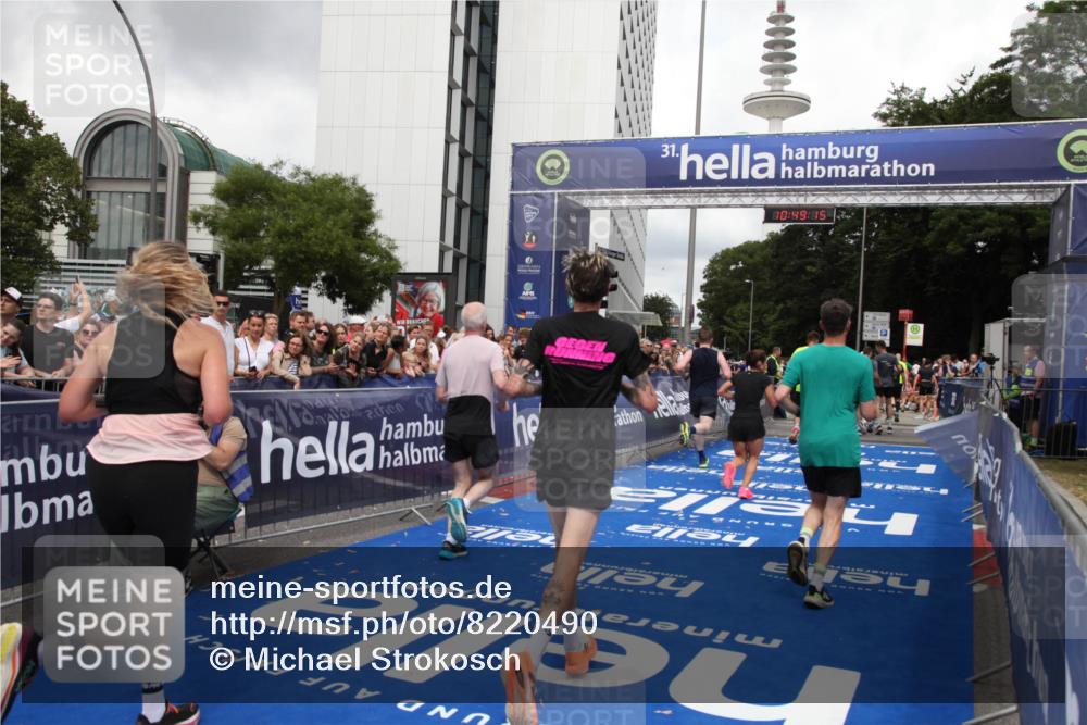 29.06.2025 - hella hamburg halbmarathon Michael Strokosch http://msf.ph/oto/8220490 29.06.2025 10:49:14 Ziel 2013, 4832, 4847, 4890, 6389, 10184, 15523, 16414, 16731, 17173, 18598, 18842 meine-sportfotos.de