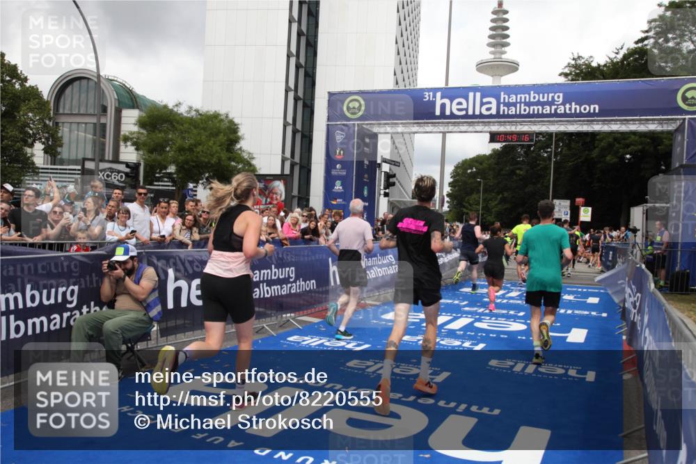 29.06.2025 - hella hamburg halbmarathon Michael Strokosch http://msf.ph/oto/8220555 29.06.2025 10:49:15 Ziel 2013, 4832, 6389, 8112, 10184, 15523, 16369, 16414, 16731, 17173, 18598, 18842 meine-sportfotos.de