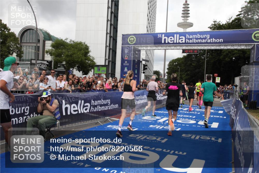 29.06.2025 - hella hamburg halbmarathon Michael Strokosch http://msf.ph/oto/8220566 29.06.2025 10:49:15 Ziel 2013, 4832, 6389, 8112, 10184, 15523, 16369, 16414, 16731, 17173, 18598, 18842 meine-sportfotos.de