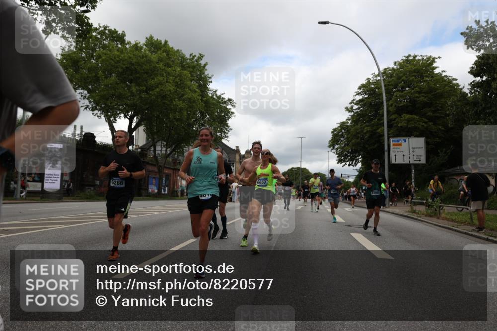 29.06.2025 - hella hamburg halbmarathon Yannick Fuchs http://msf.ph/oto/8220577 29.06.2025 10:46:02 20KM 2287, 2364, 2396, 2397, 2595, 2670, 2818, 4140, 4814, 5008, 5032, 5093, 5102, 5482, 6286, 6390, 6657, 7409, 7724, 7732, 8371, 8413, 8661, 8710, 9082, 9093, 10115, 11551, 11791, 12224, 12367, 12580, 13015, 13047, 13051, 13792, 14122, 14300, 14561, 15356, 15643, 15727, 15829, 15831, 16003, 16179, 16357, 16591, 17033, 17815, 17978, 17997, 18019, 18475, 18801, 18869, 18982 meine-sportfotos.de