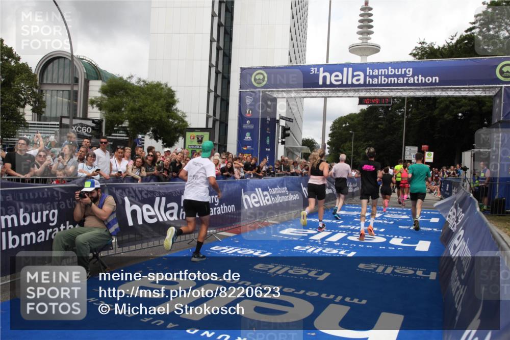 29.06.2025 - hella hamburg halbmarathon Michael Strokosch http://msf.ph/oto/8220623 29.06.2025 10:49:16 Ziel 2013, 4832, 6389, 8112, 9348, 10184, 13450, 15523, 16369, 16414, 16731, 17173, 18598, 18842 meine-sportfotos.de
