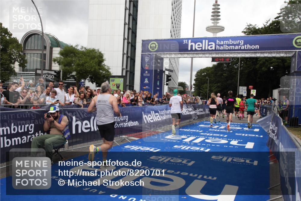 29.06.2025 - hella hamburg halbmarathon Michael Strokosch http://msf.ph/oto/8220701 29.06.2025 10:49:17 Ziel 2013, 6389, 8112, 9348, 10053, 10184, 13450, 15523, 16369, 16414, 16731, 17173, 18598, 18842 meine-sportfotos.de