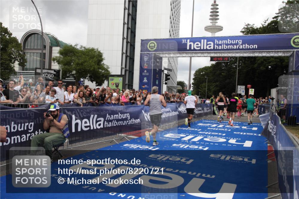 29.06.2025 - hella hamburg halbmarathon Michael Strokosch http://msf.ph/oto/8220721 29.06.2025 10:49:18 Ziel 2013, 6158, 6389, 8112, 9348, 10053, 10184, 13450, 15523, 16369, 16414, 16731, 18842 meine-sportfotos.de