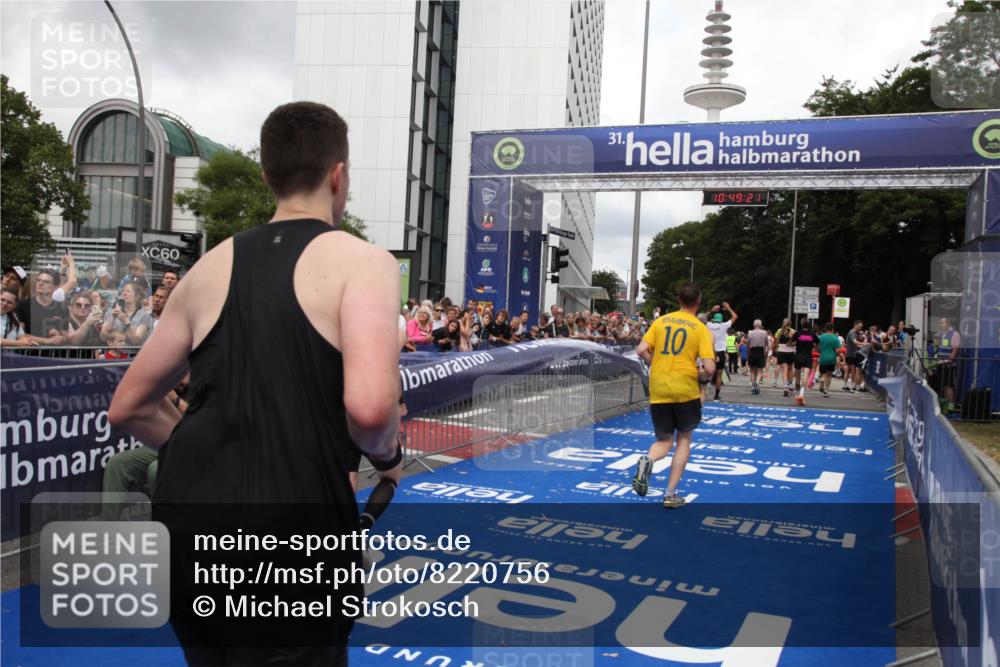 29.06.2025 - hella hamburg halbmarathon Michael Strokosch http://msf.ph/oto/8220756 29.06.2025 10:49:19 Ziel 2013, 6158, 8112, 9348, 10053, 10184, 13450, 15523, 16369, 16414, 16731, 18842 meine-sportfotos.de