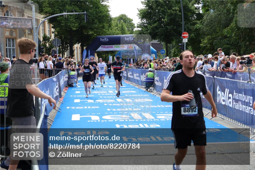 29.06.2025 - hella hamburg halbmarathon Zöllner http://msf.ph/oto/8220784 29.06.2025 11:26:06 Ziel 2479, 7370, 9104, 9327, 10050, 13460, 16038, 17269, 17299, 18409 meine-sportfotos.de