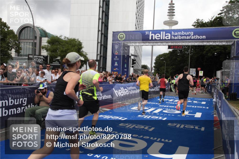 29.06.2025 - hella hamburg halbmarathon Michael Strokosch http://msf.ph/oto/8220798 29.06.2025 10:49:21 Ziel 2013, 4183, 4185, 6158, 8112, 9348, 10053, 10189, 11819, 13450, 14526, 15422, 16369 meine-sportfotos.de