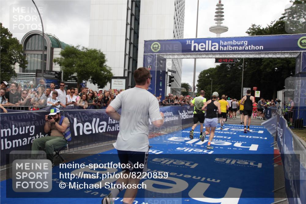 29.06.2025 - hella hamburg halbmarathon Michael Strokosch http://msf.ph/oto/8220859 29.06.2025 10:49:23 Ziel 4183, 4185, 6158, 8112, 9348, 10053, 10189, 11819, 13450, 14526, 15422, 16369 meine-sportfotos.de