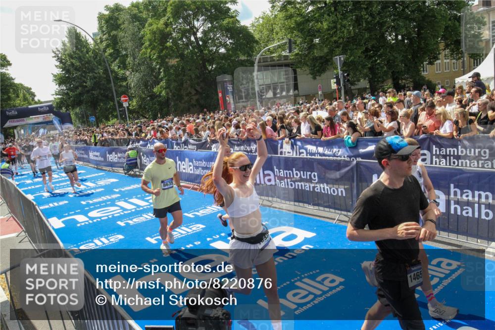 29.06.2025 - hella hamburg halbmarathon Michael Strokosch http://msf.ph/oto/8220876 29.06.2025 11:41:29 Ziel 1325, 1475, 2480, 2643, 3716, 3841, 4982, 5067, 7386, 8567, 8635, 10939, 11734, 14654, 15418, 15511, 16469, 16532, 18912 meine-sportfotos.de