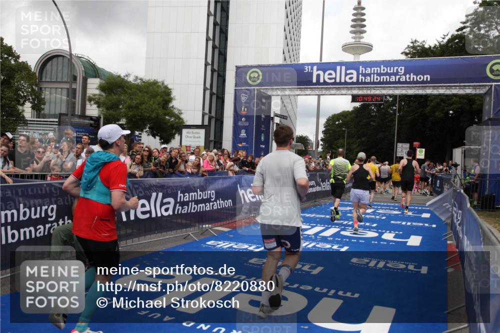 29.06.2025 - hella hamburg halbmarathon Michael Strokosch http://msf.ph/oto/8220880 29.06.2025 10:49:23 Ziel 4183, 4185, 6158, 8112, 9348, 10053, 10189, 11819, 13450, 14526, 15422, 16369 meine-sportfotos.de
