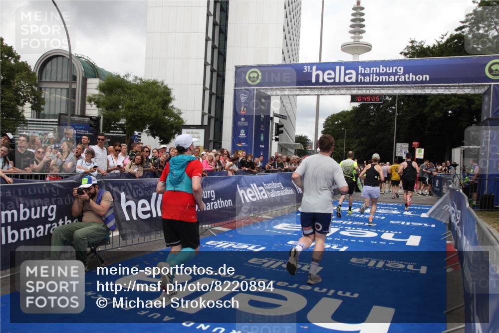 29.06.2025 - hella hamburg halbmarathon Michael Strokosch http://msf.ph/oto/8220894 29.06.2025 10:49:24 Ziel 4183, 4185, 6158, 8112, 9348, 10053, 10189, 11819, 13450, 14526, 15422, 16369 meine-sportfotos.de
