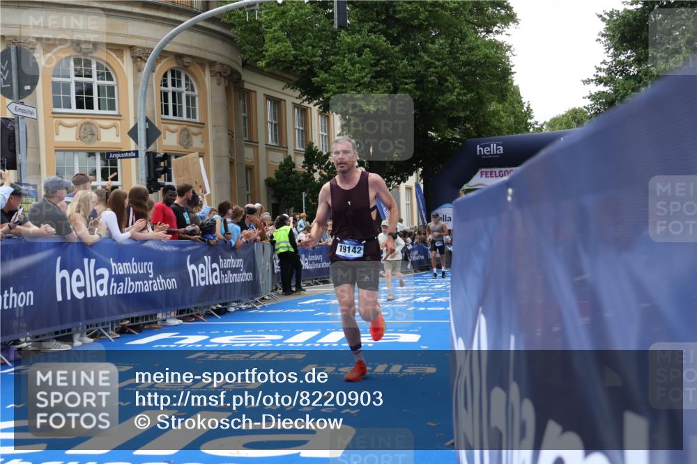 29.06.2025 - hella hamburg halbmarathon Strokosch-Dieckow http://msf.ph/oto/8220903 29.06.2025 10:29:01 Ziel 1827, 3043, 8473, 10171, 10351, 16157, 18874, 19142 meine-sportfotos.de